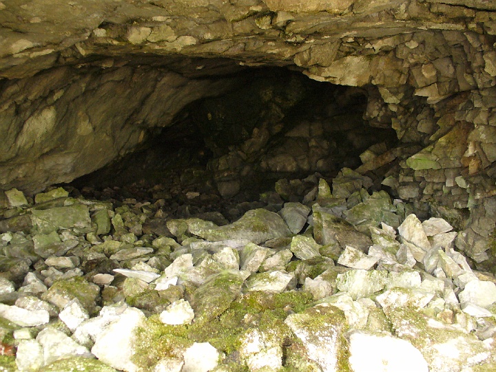 P1100085.JPG - 1. jaskynka vo výške 1080 mnm - pohľad dovnútra
