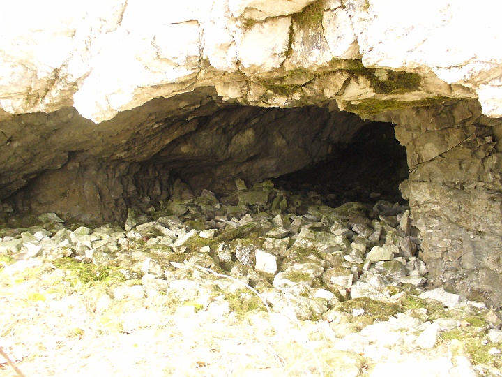 P1100089.JPG - 1. jaskynka vo výške 1080 mnm