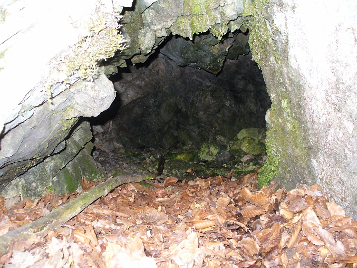 P1100091.JPG - 2. jaskynka - pohľad dovnútra