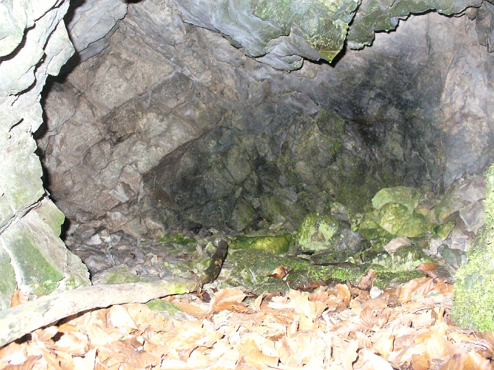 P1100092.JPG - 2. jaskynka - pohľad dovnútra